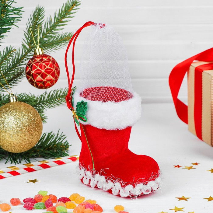 Конфетница «Сапожок» с остролистом на меховой опушке