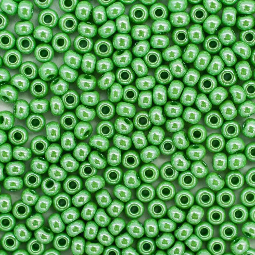 Бисер непрозрачный блестящий, цвет 58210 светло-зеленый | Preciosa
