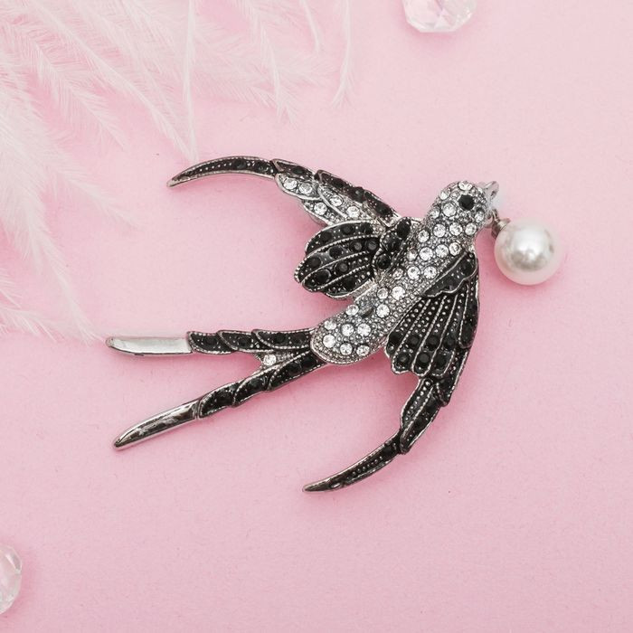 Брошь «Ласточка с жемчужинкой» | Птицы | Queen Fair