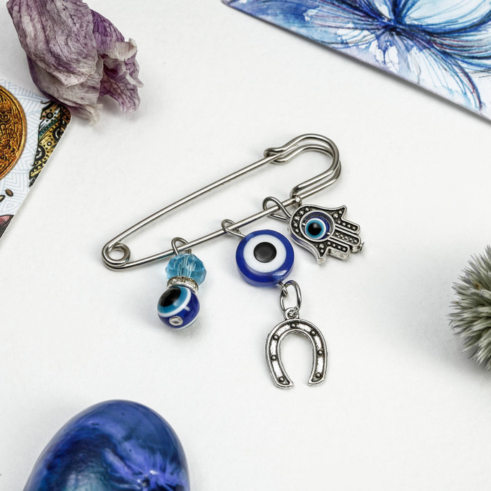 Булавка-оберег «Рука Хамса с подковой и бусиной» | Обереги | Queen Fair