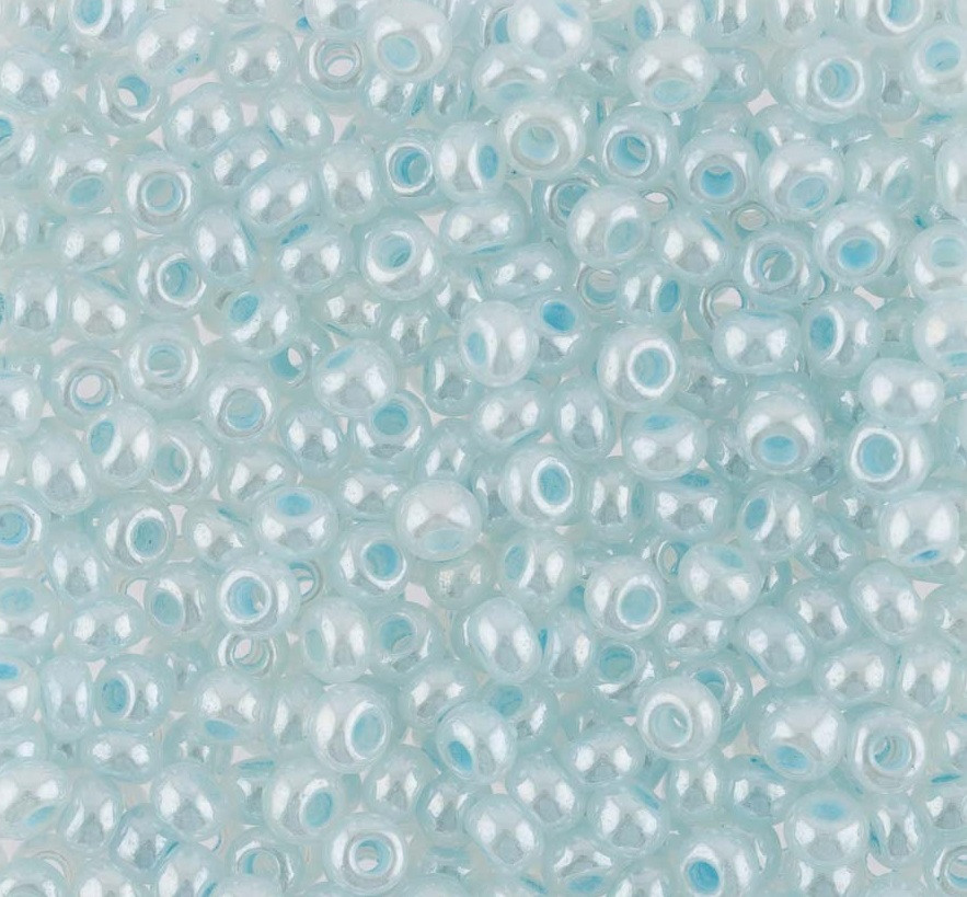 Бисер полупрозрачный жемчужный с цветным центром, цвет 37132 светло-голубой | Preciosa