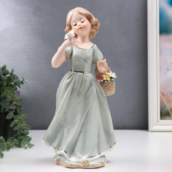 Сувенир «Девочка в зелёном платье с голубем на руке, с корзиной цветов»