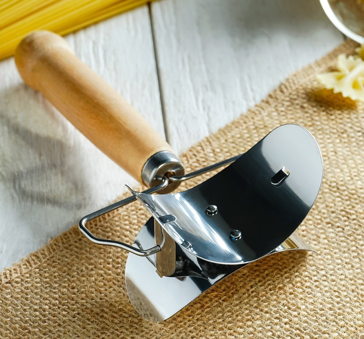 Ролик для нарезки теста «Профи» | Доляна