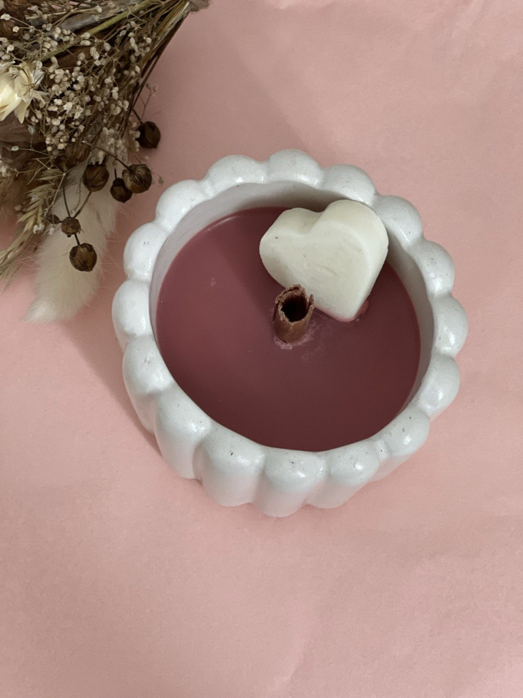 Ароматическая свеча в гипсовом подсвечнике «Клубника и сливки» | SEZIM