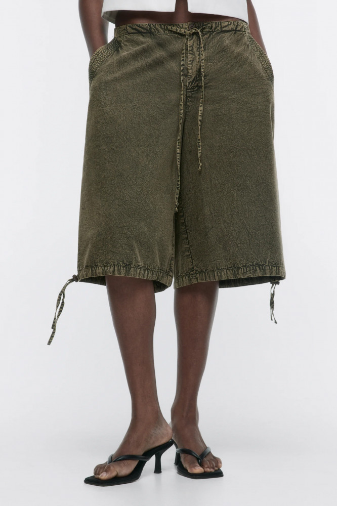 Шорты-бриджи с вареным эффектом женские | Befree