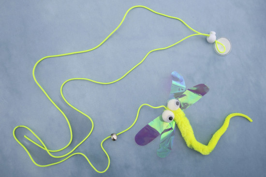 Игрушка-дразнилка «Стрекоза с колокольчиком на веревочке»