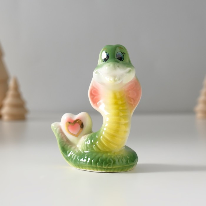 Фигурка сувенирная «Зелёная кобра с сердечком»