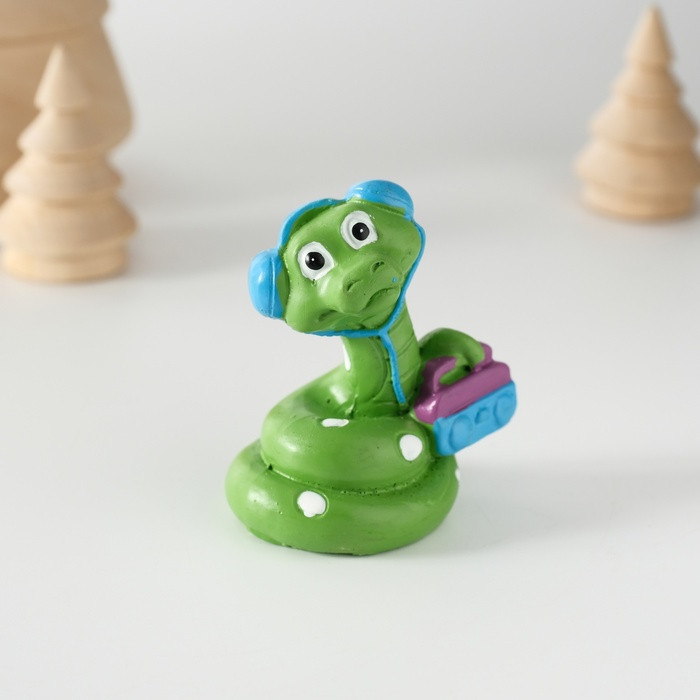 Фигурка сувенирная «Змей в наушниках с магнитофоном»