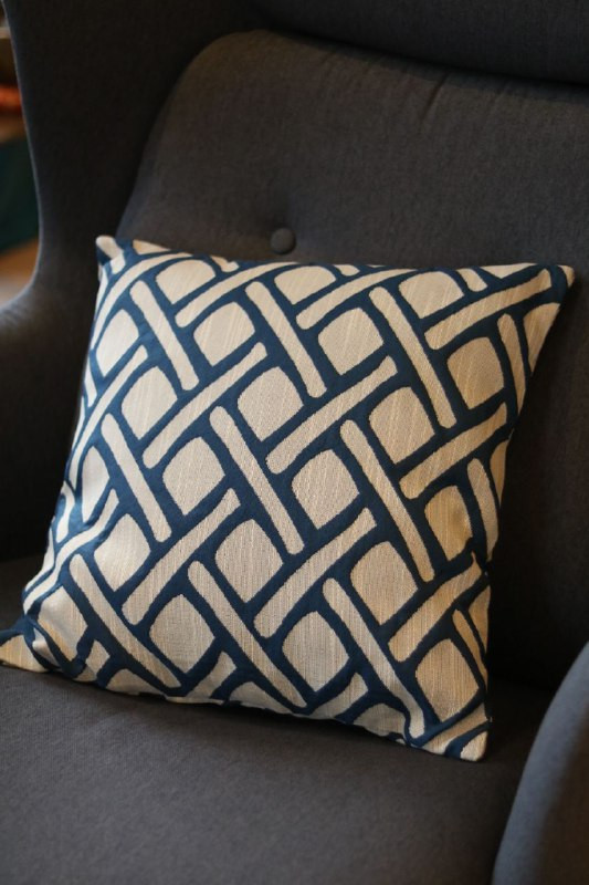 Подушка «Синие узоры» | Luo Pan