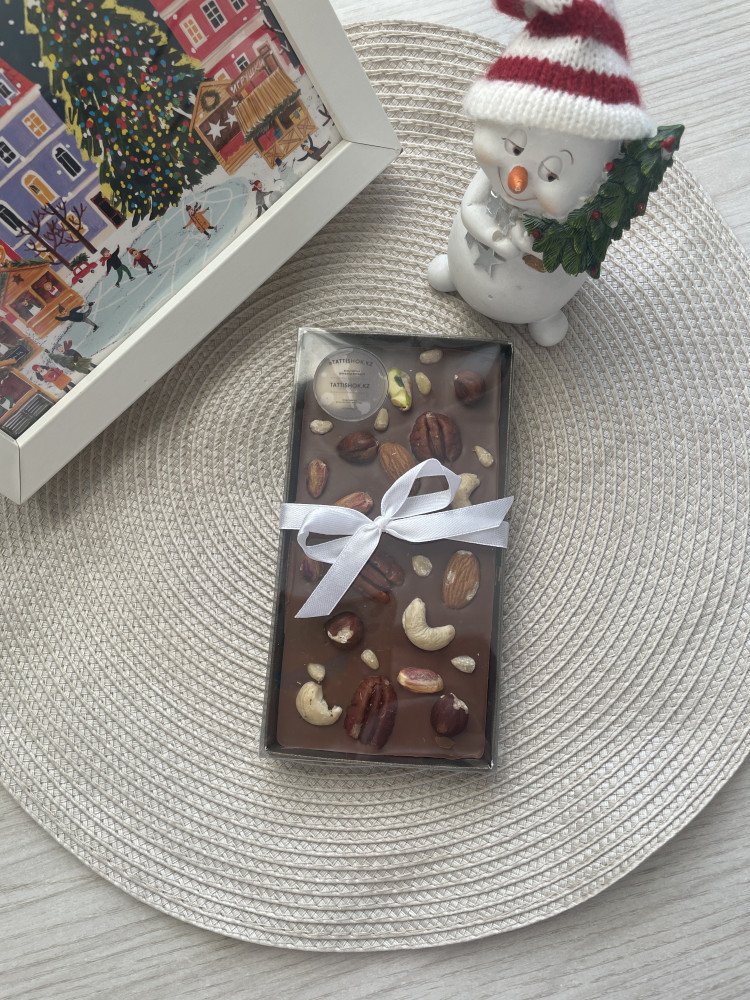Плитка молочного бельгийского шоколада с орехами