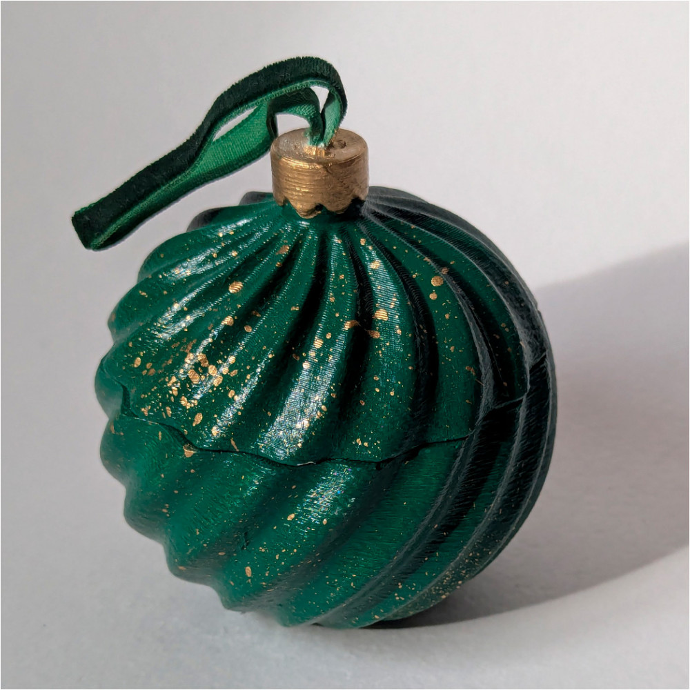 Ароматическая свеча в виде ёлочной игрушки «Красное & Тиковое дерево» | TÜN