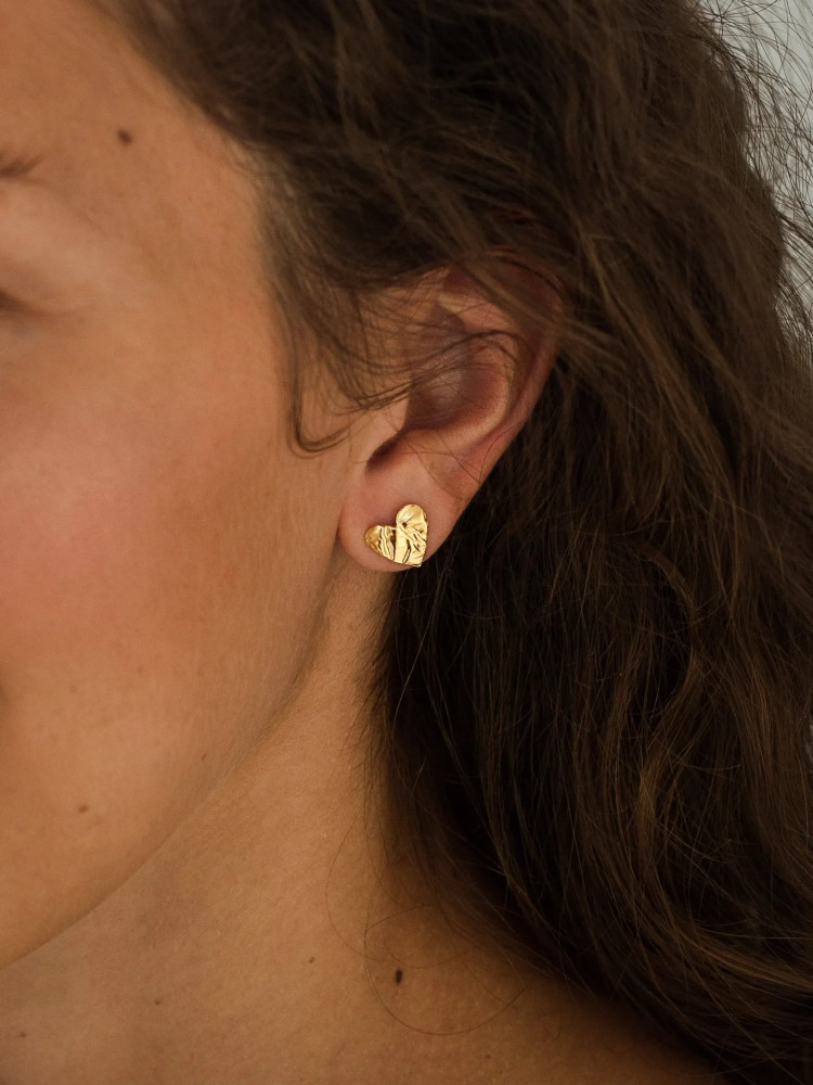 Серьги-пусеты из серебра с позолотой «Сердца» | Folio | Sbleskom