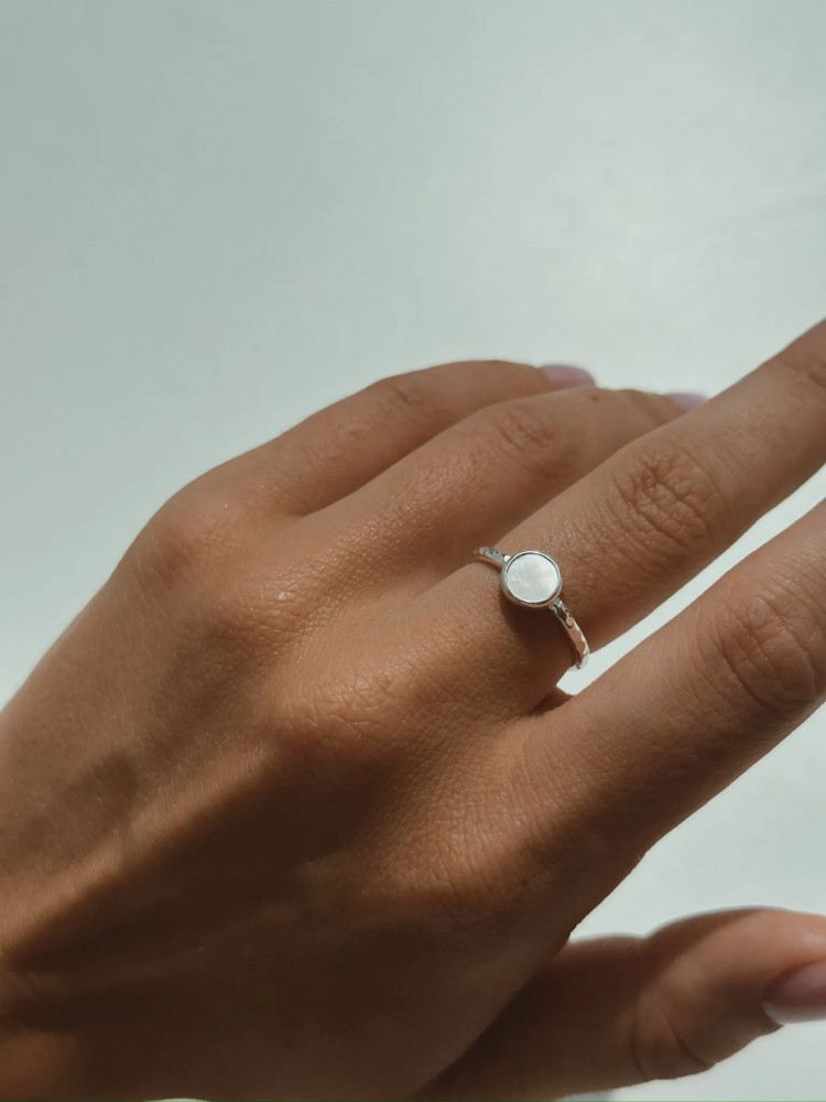 Кольцо из серебра с перламутром | Sbleskom