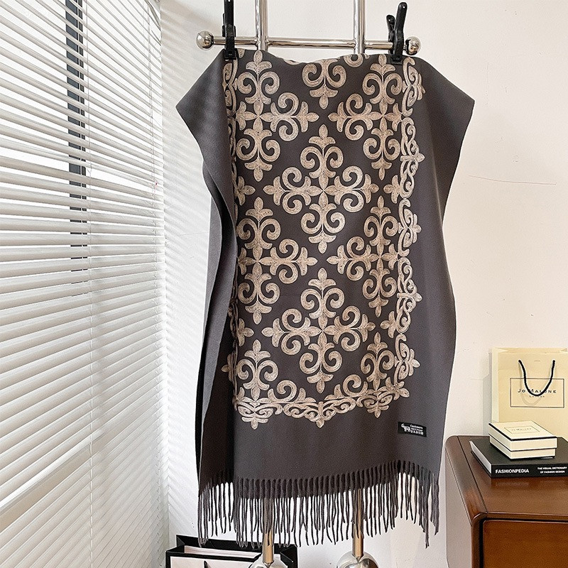 Палантин женский с национальным орнаментом