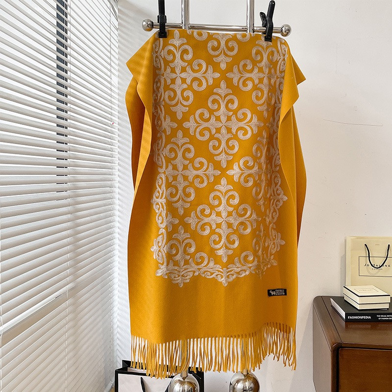 Палантин женский с национальным орнаментом