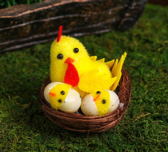 Фигурка «Петушок с цыплятами в гнезде»