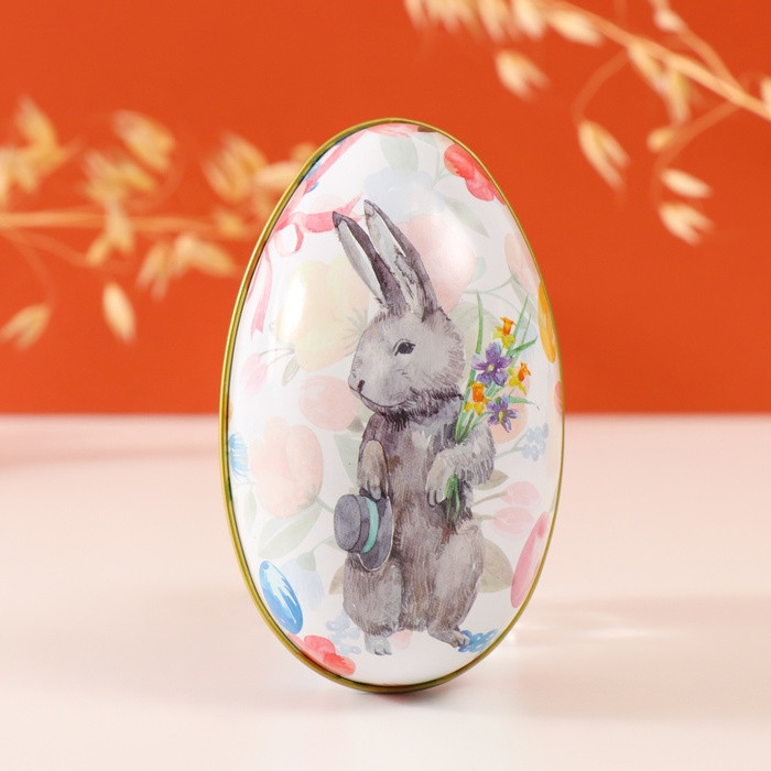 Шкатулка-яйцо «Пасхальный зайка с букетом и шляпой»