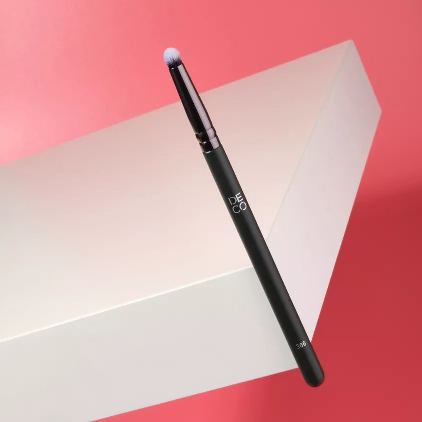 Кисть для нанесения теней и растушевки карандаша №306 | Make up brush eyes | Deco.