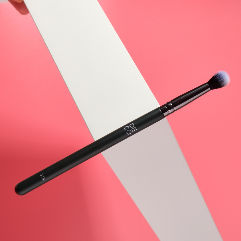 Кисть для нанесения и растушевки теней №310 | Make up brush eyes | Deco.