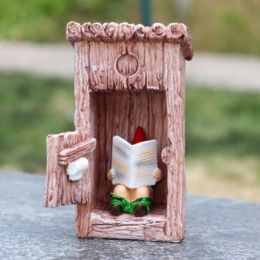 Садовая фигура «Гном в туалете»