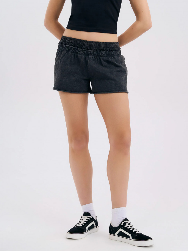 Шорты женские короткие с двойным поясом и вареным эффектом | ТВОЕ