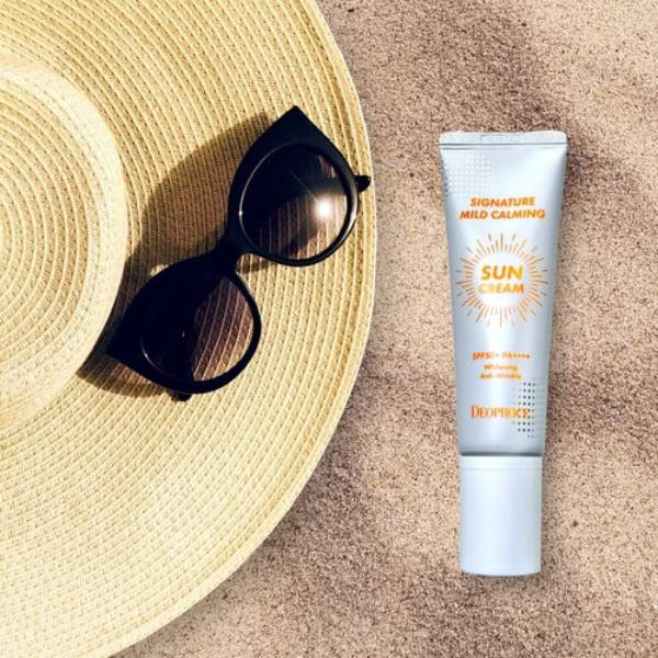 Успокаивающий солнцезащитный крем для лица SPF50+ Pa++++ «Signature Mild Calming Sun Cream» | Deoproce