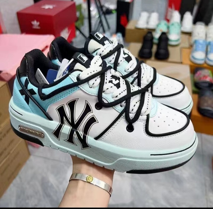 Кроссовки женские