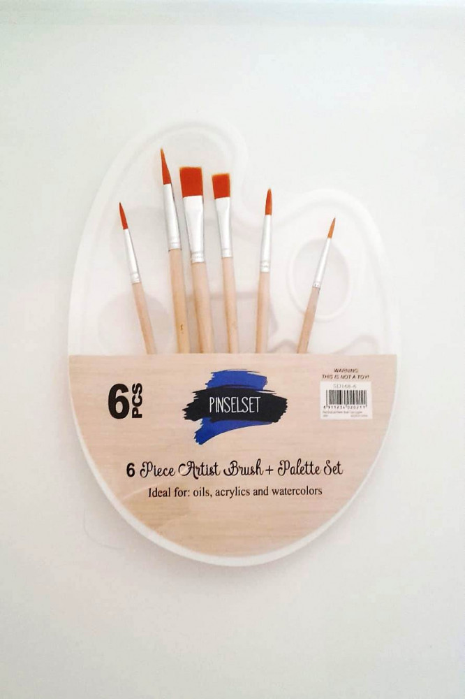 Палитра с кистями для рисования