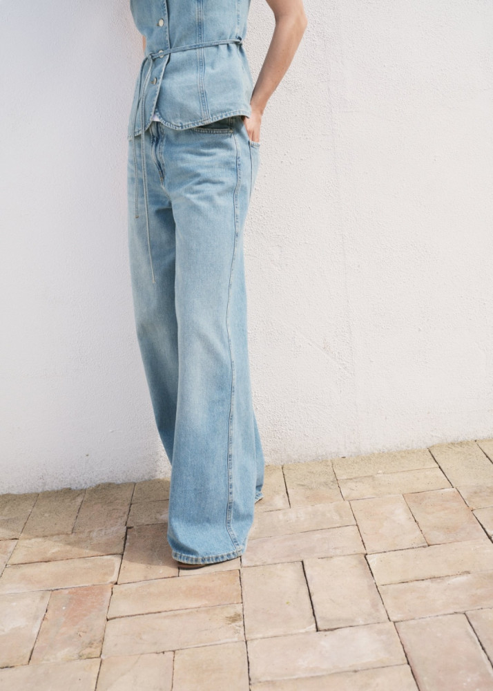 Джинсы широкие и расклешенные женские | MANGO