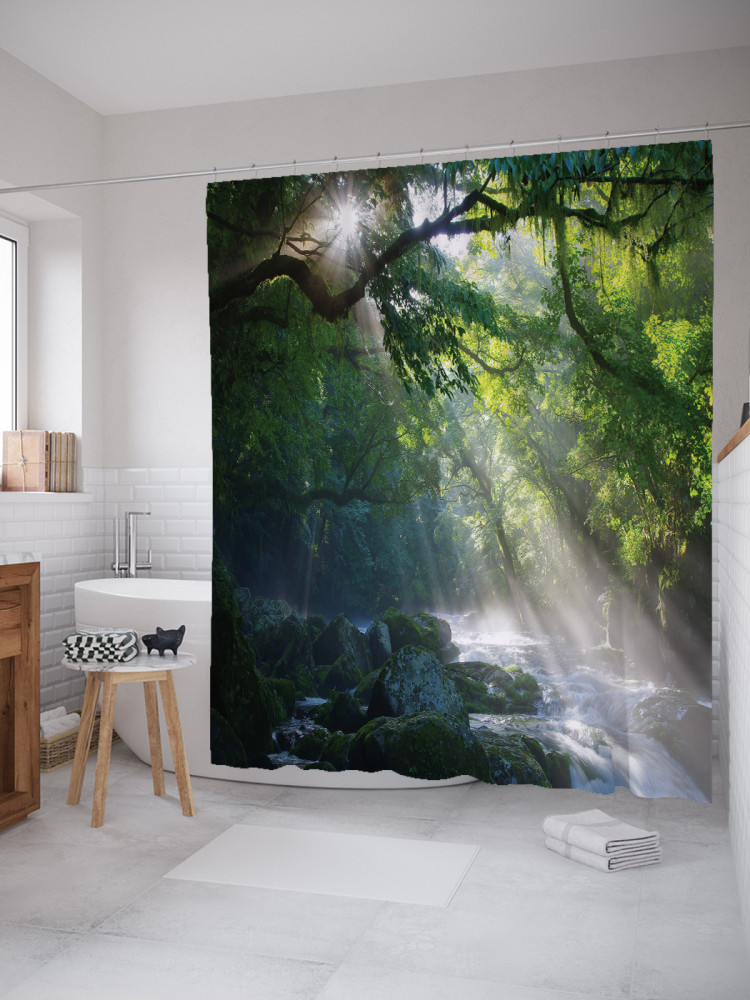 Штора для ванной с водоотталкивающей пропиткой «Солнце пробивается через лес» | JoyArty