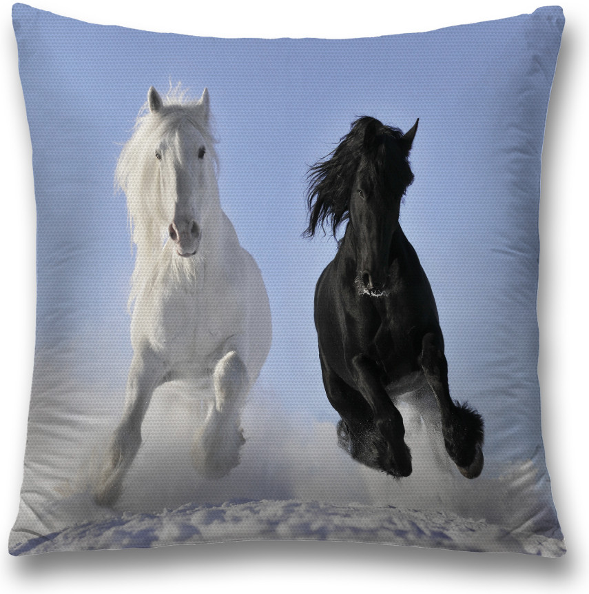 Наволочка декоративная «Черная и белая лошадь» | JoyArty