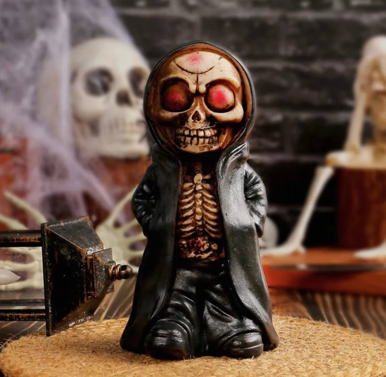 Хэллоуинская фигурка «Стоящий скелет в плаще» | Halloween Collection