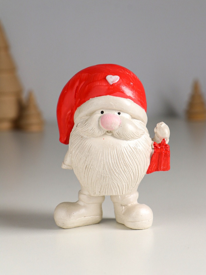 Фигурка «Гном с подарком»