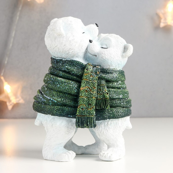 Фигурка «Белые мишки обмотанные вязаным шарфом»