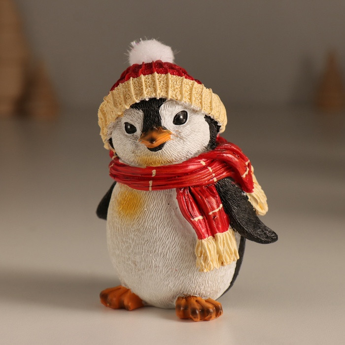 Фигурка «Хмурый пингвин в шапке с бомбошкой»
