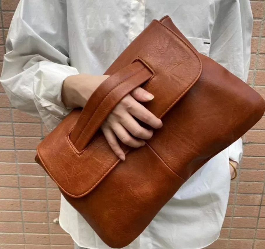 Клатч-конверт на запястье