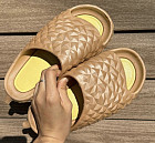 коричневый