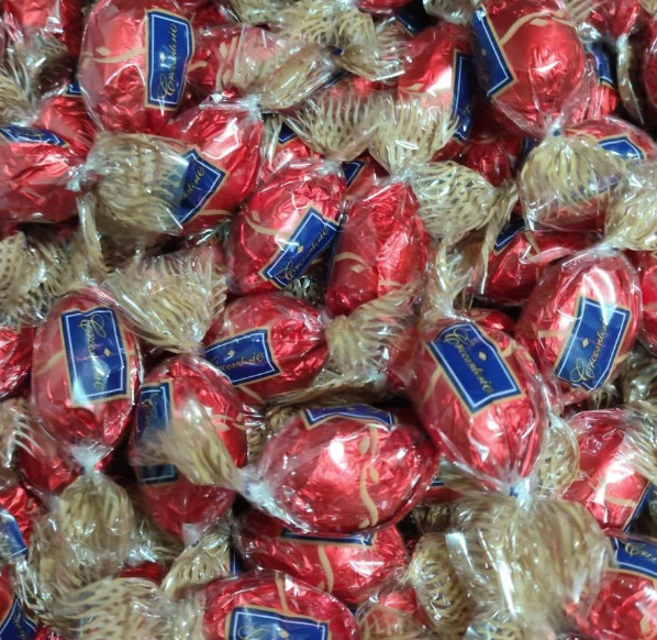 Конфеты с клубничной начинкой в белом шоколаде «Crocanterie»