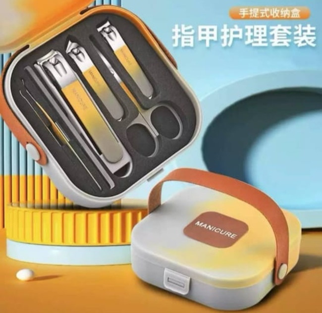 Набор маникюрных инструментов