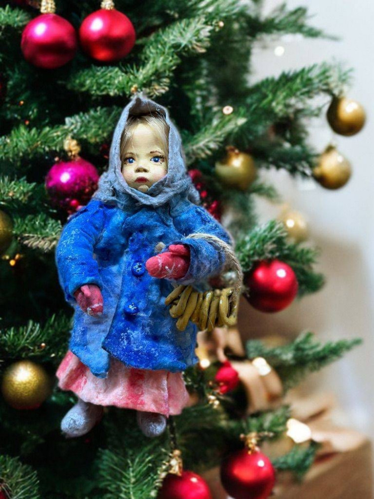 Ёлочная ватная игрушка «Девочка с баранками»