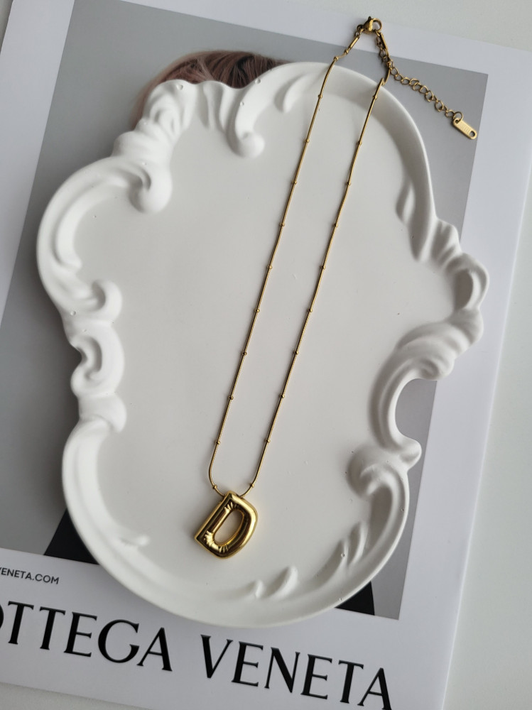 Колье с подвеской-буквой «D»