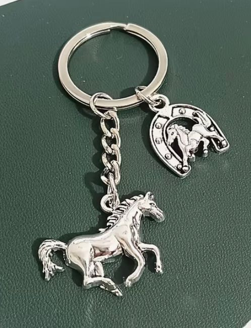 Брелок «Серебристая лошадь с подковой» | Yiwu Youda