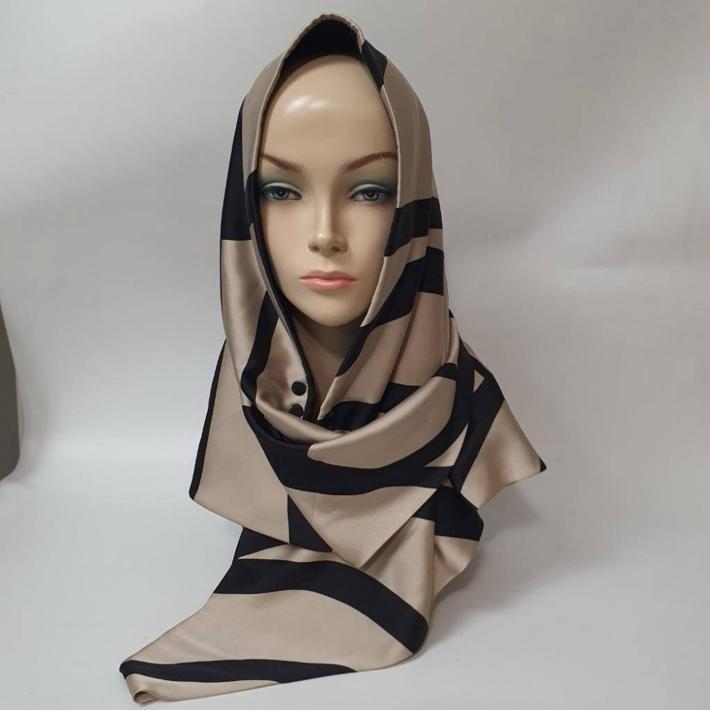 Бактус с глянцевой поверхностью и заклепками на флисе «Fashion»