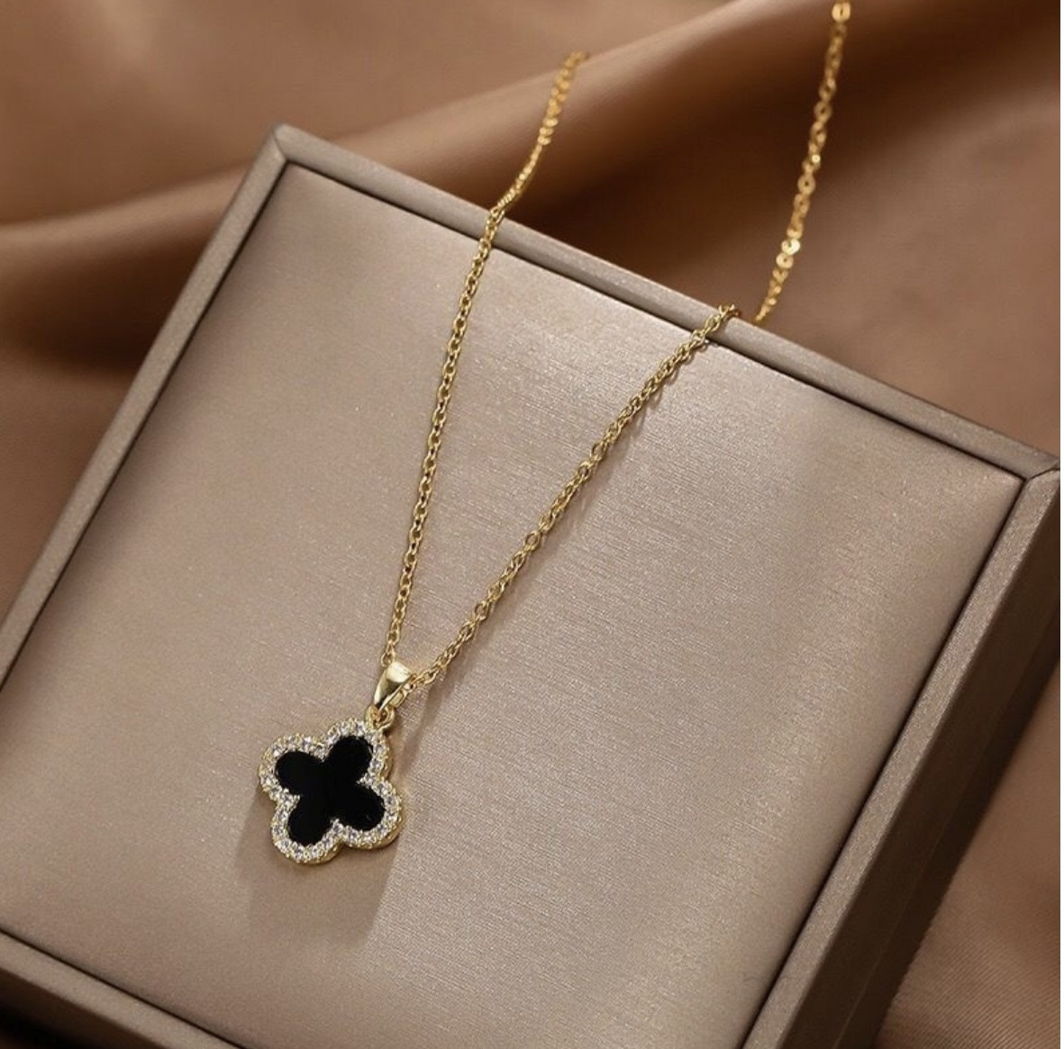 Колье для женщин «Черный клевер»