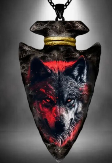 Мужское ожерелье с кулоном в виде наконечника копья с изображением головы волка