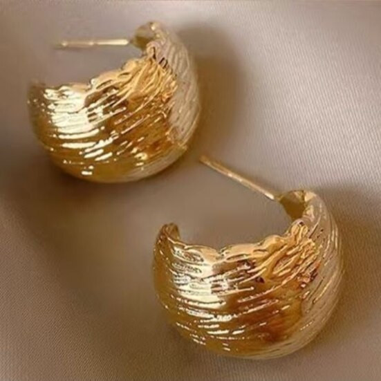 Серьги-полукольца с рельефной текстурой