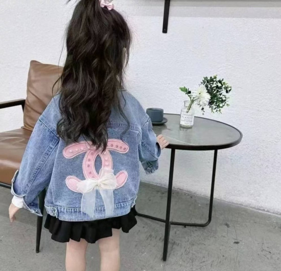 Джинсовая куртка на спине «Шанель»