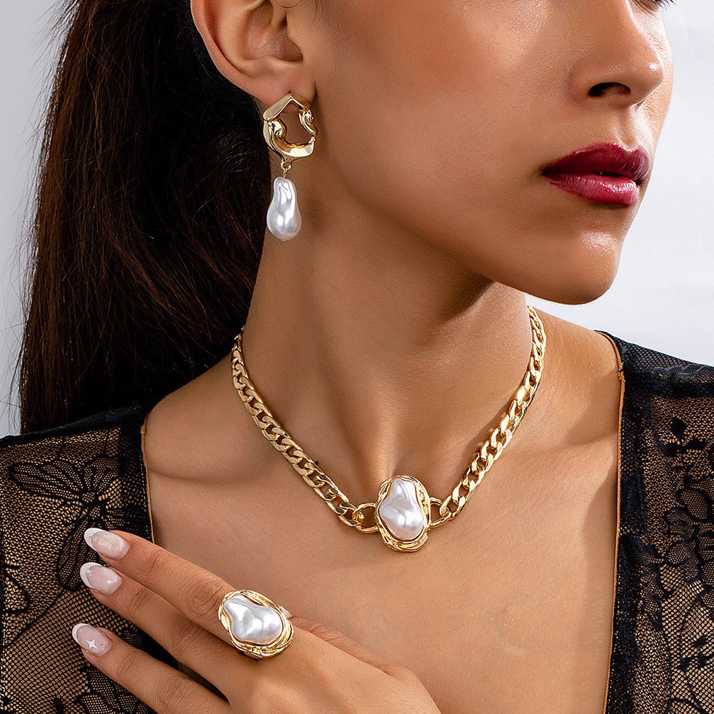 Ювелирный набор украшений с декоративной вставкой