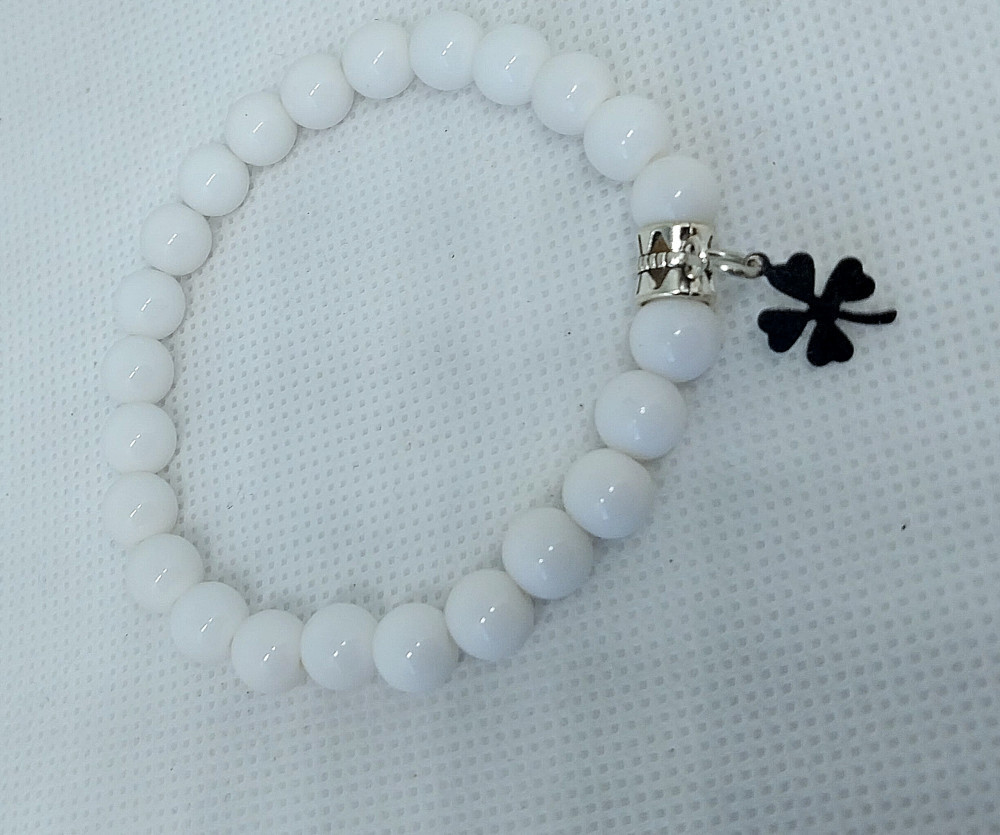 Браслет ручной работы из акриловых бусин белого цвета с подвеской форме клевера