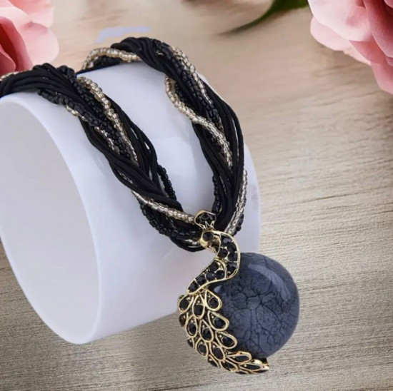 Ожерелье в несколько рядов с подвеской